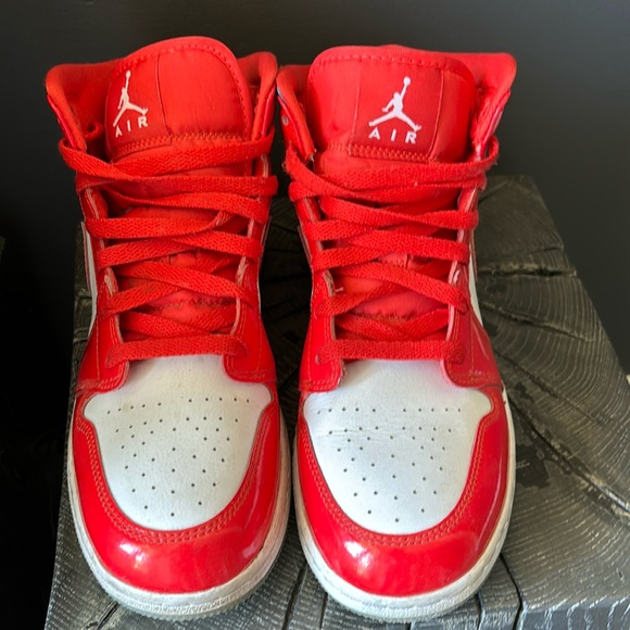 Jordan 1 mid. Great condition with no creasing. Size 7Y - Picture 2 of 4